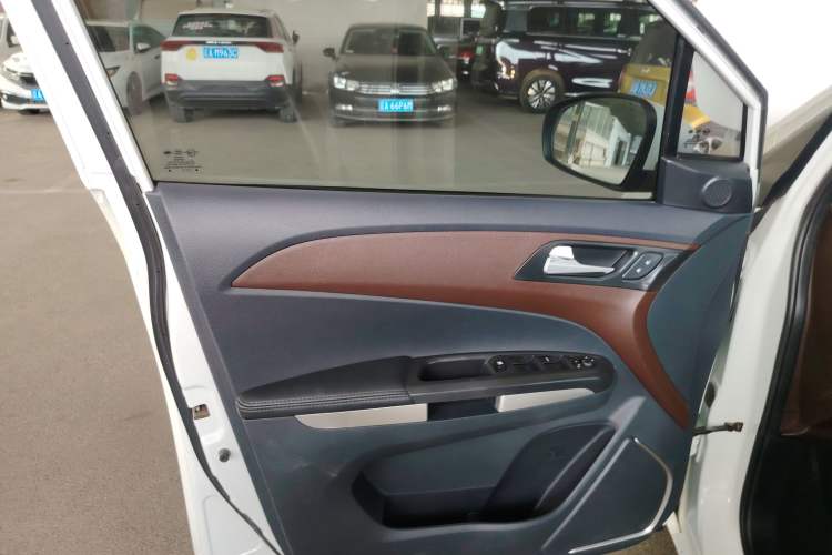 Used Haima V70 2016 2.0L Manual - Comfort Edition 5 Seats Left Front Door Interior