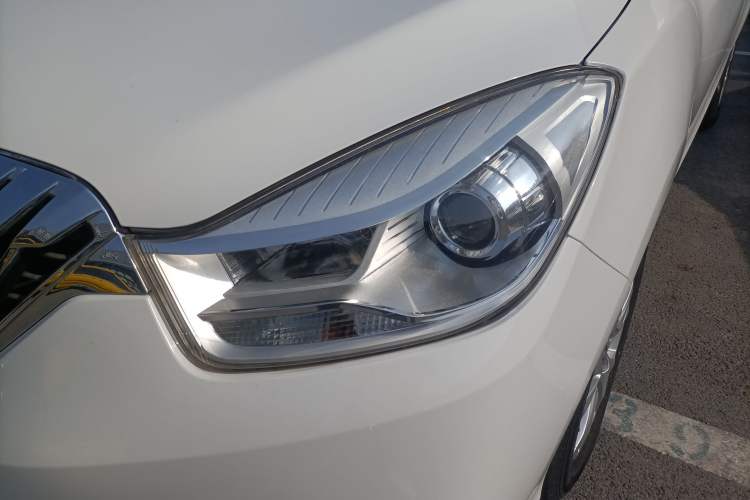 Used Haima V70 2016 2.0L Manual - Enjoyment Version 6 Seats Left Front Headlight