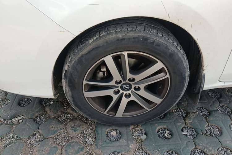 Used Haima V70 2016 2.0L Manual - Comfort Edition 6 Seats Left Front Wheel Hub
