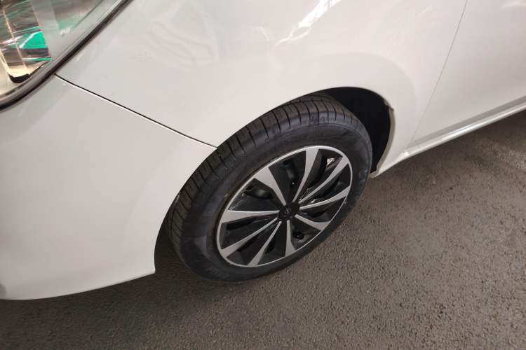 Used Haima V70 2016 2.0L Manual - Comfort Edition 5 Seats Left Front Wheel Hub