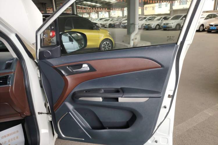 Used Haima V70 2016 2.0L Manual - Comfort Edition 5 Seats Right Front Door Interior