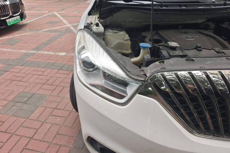 Used Haima V70 2016 1.5T Automatic "Comfort & Enjoyment" 6-Seater Right Front Headlight