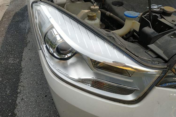 Used Haima V70 2016 2.0L Manual - Comfort Edition 6 Seats Right Front Headlight