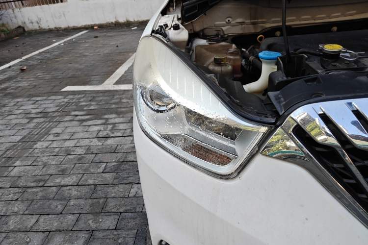 Used Haima V70 2016 2.0L Manual - Enjoyment Version 6 Seats Right Front Headlight