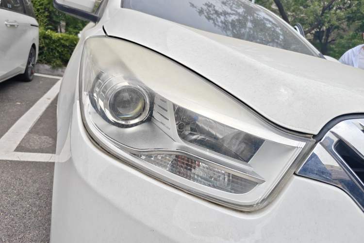 Used Haima V70 2016 1.5T Automatic "Comfort & Enjoyment" 6-Seater Right Front Headlight