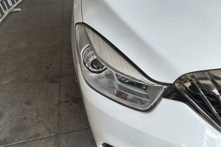 Used Haima V70 2016 2.0L Manual - Comfort Edition 5 Seats Right Front Headlight