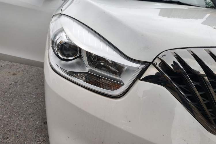 Used Haima V70 2016 1.5T Automatic - Comfort Plus Version 6 Seats Right Front Headlight