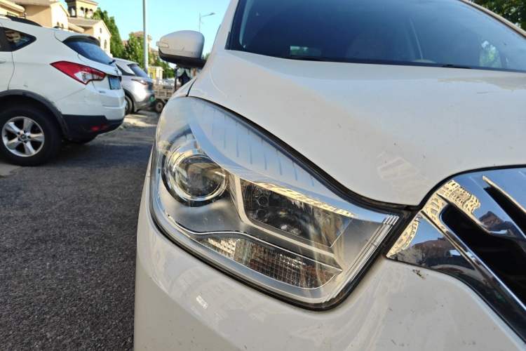 Used Haima V70 2016 2.0L Manual - Enjoyment Version 6 Seats Right Front Headlight
