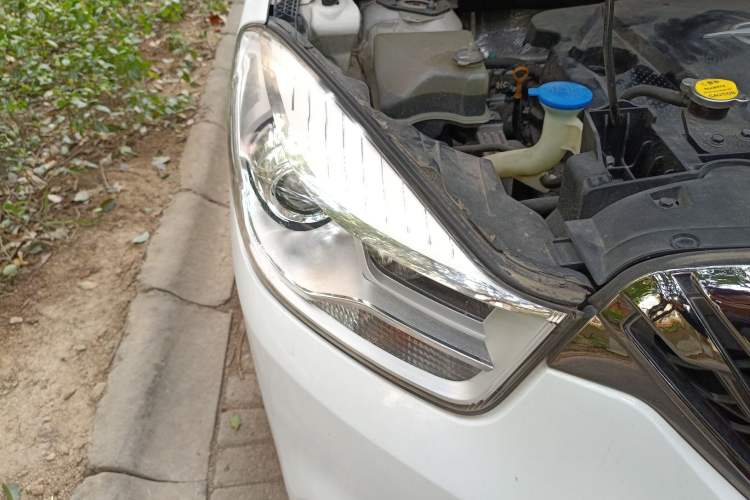 Used Haima V70 2016 1.5T Automatic Comfort Plus 7-Seater Right Front Headlight