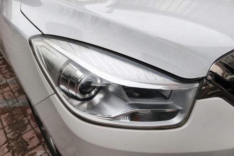 Used Haima V70 2016 1.5T Automatic "Comfort & Enjoyment" 6-Seater Right Front Headlight