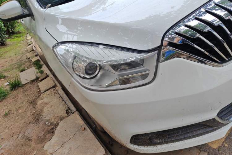 Used Haima V70 2016 2.0L Manual - Enjoyment Version 7 Seats Right Front Headlight