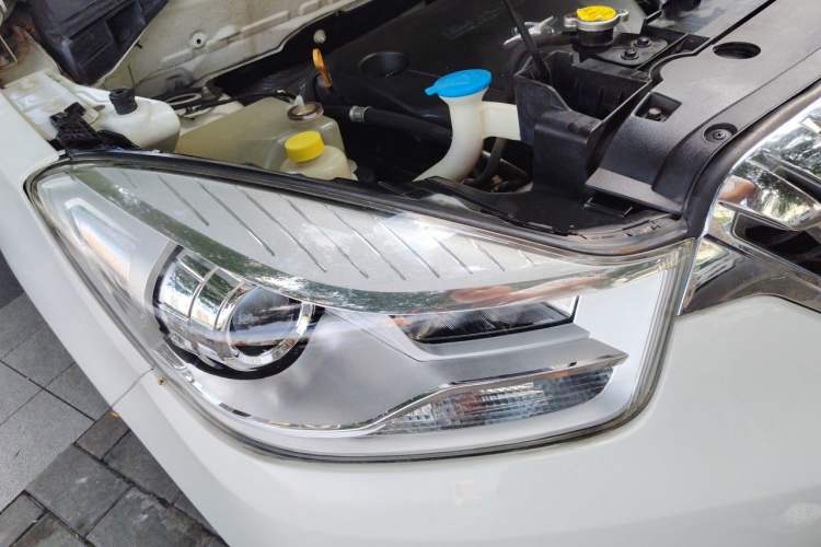Used Haima V70 2016 2.0L Manual - Comfort Edition 6 Seats Right Front Headlight