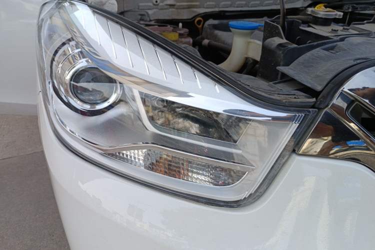 Used Haima V70 2016 2.0L Manual - Comfort Edition 6 Seats Right Front Headlight