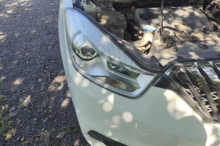 Used Haima V70 2016 2.0L Manual - Comfort Edition 6 Seats Right Front Headlight