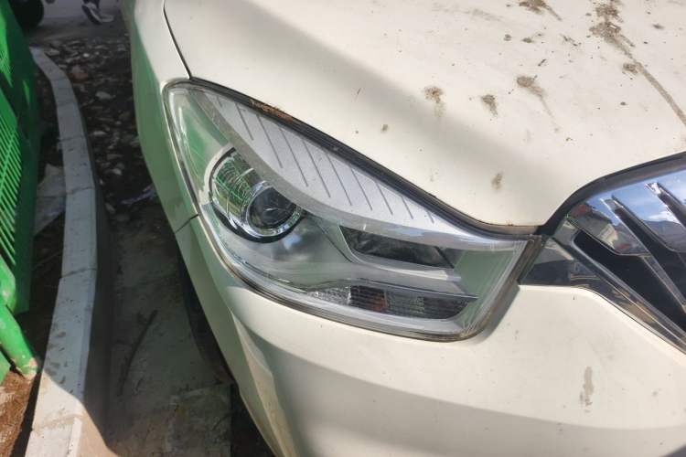 Used Haima V70 2016 2.0L Manual - Enjoyment Version 6 Seats Right Front Headlight