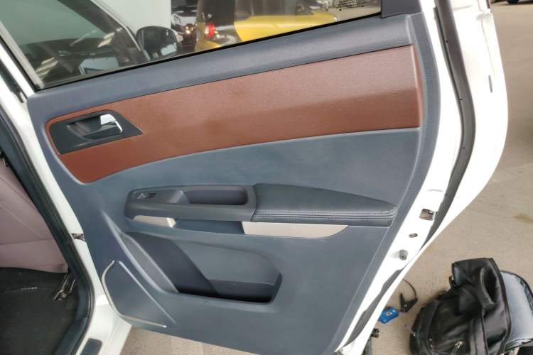 Used Haima V70 2016 2.0L Manual - Comfort Edition 5 Seats Right Rear Door Interior