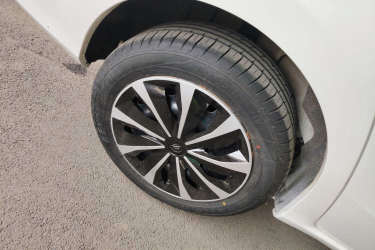 Used Haima V70 2016 2.0L Manual - Comfort Edition 5 Seats Right Rear Wheel Hub