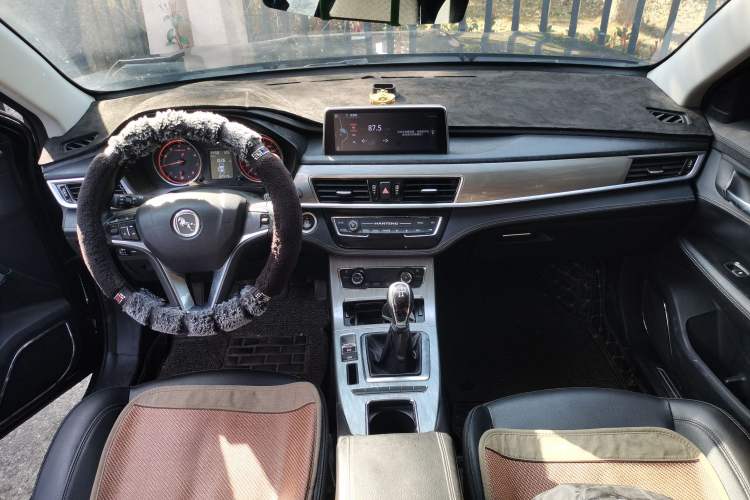 Used Hanteng X5 2018 1.5T Manual Luxury Edition Center Console