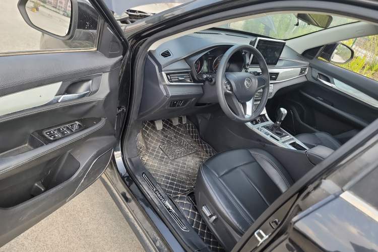 Used Hanteng X5 2018 1.5L Manual Elite Edition Interior 3
