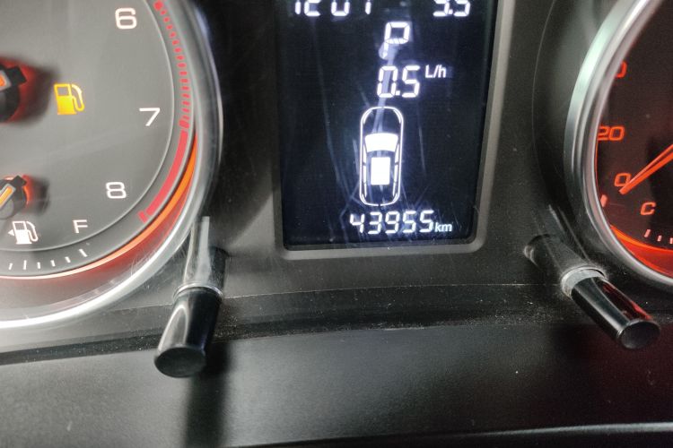 Used Hanteng X5 2018 1.5T CVT Luxury Edition Odometer Close Up