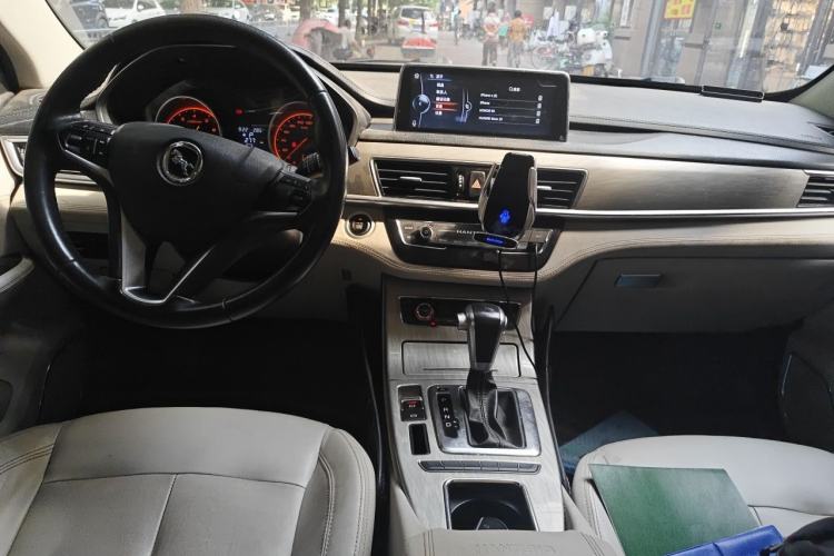 Used Hanteng X5 2018 1.5T CVT Luxury Edition Center Console