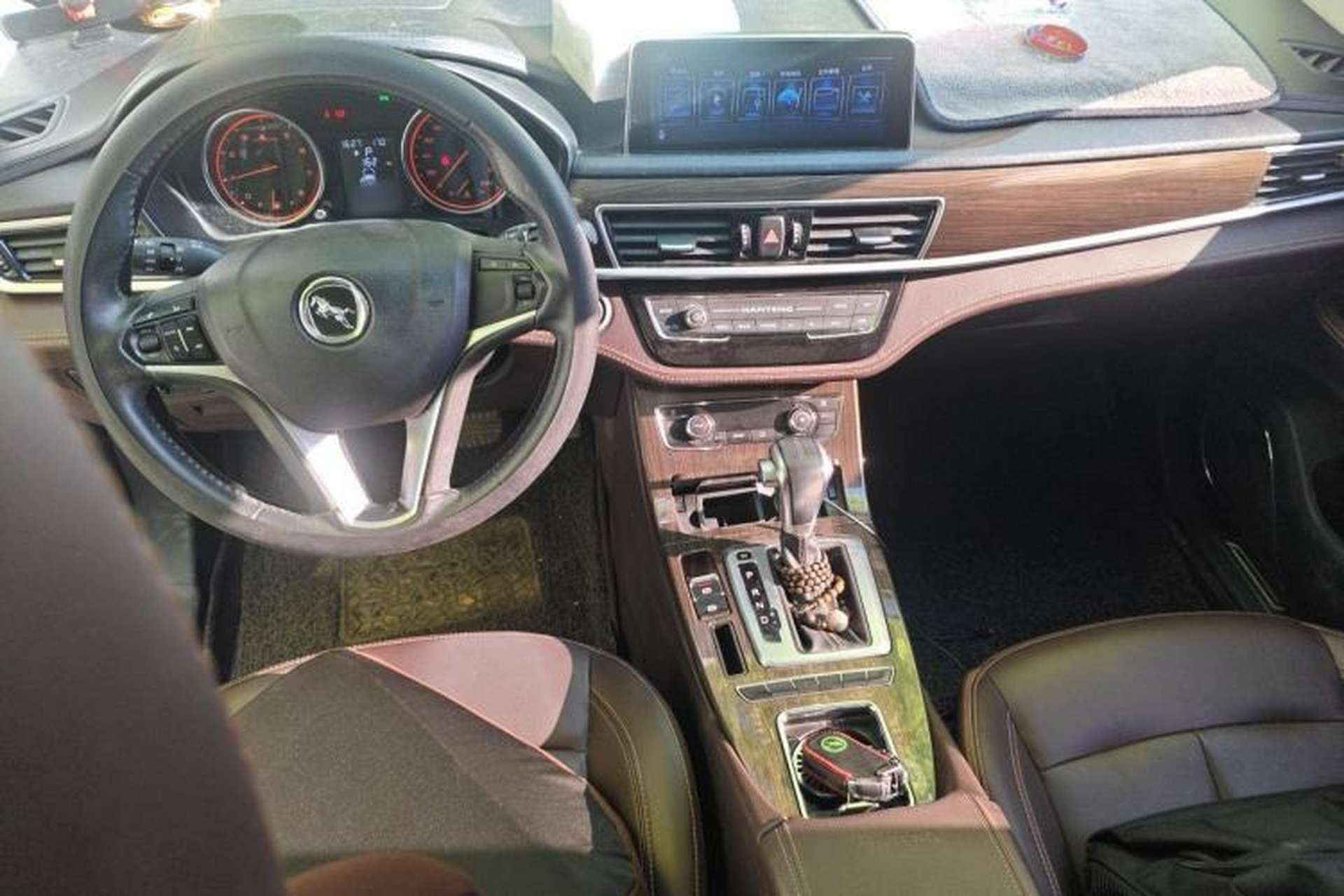 Used Hanteng X5 2018 1.5T CVT Luxury Edition Center Console