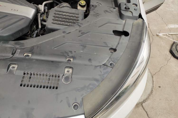 Used Hanteng X5 2018 1.5T Manual Luxury Edition Engine Bay Left
