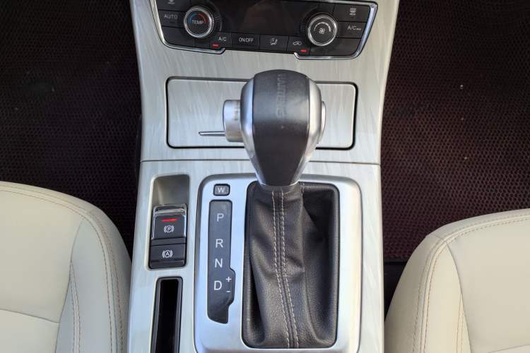 Used Hanteng X5 2018 1.5T CVT Luxury Edition Gear Lever