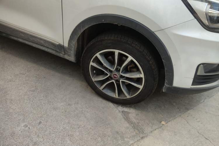 Used Hanteng X5 2018 1.5T Manual Luxury Edition Right Front Wheel Hub