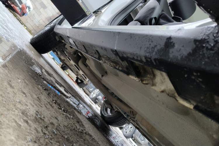Used Hanteng X5 2018 1.5T CVT Luxury Edition Right Side Sill
