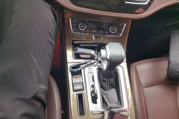 Used Hanteng X5 2019 MAX 1.5T CVT Luxury 7-Seater Gear Lever