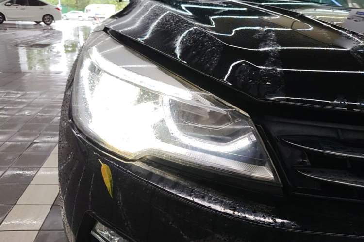 Used Hanteng X7 2016 2.0T DCT Luxury Edition Right Front Headlight