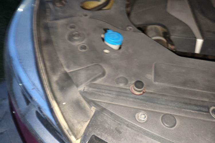 Used Hanteng X7 2016 2.0T DCT Yu Ma Edition Engine Bay Right