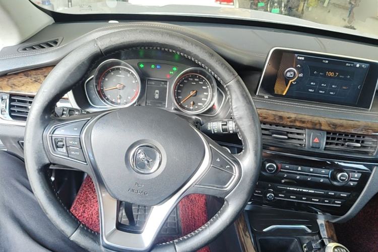 Used Hanteng X7 2016 1.5T Manual Luxury Edition Center Console