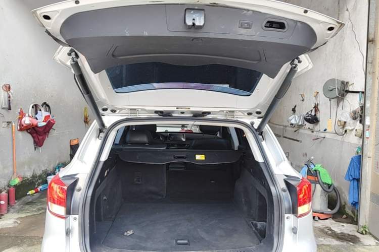 Used Hanteng X7 2016 1.5T Manual Luxury Edition Trunk