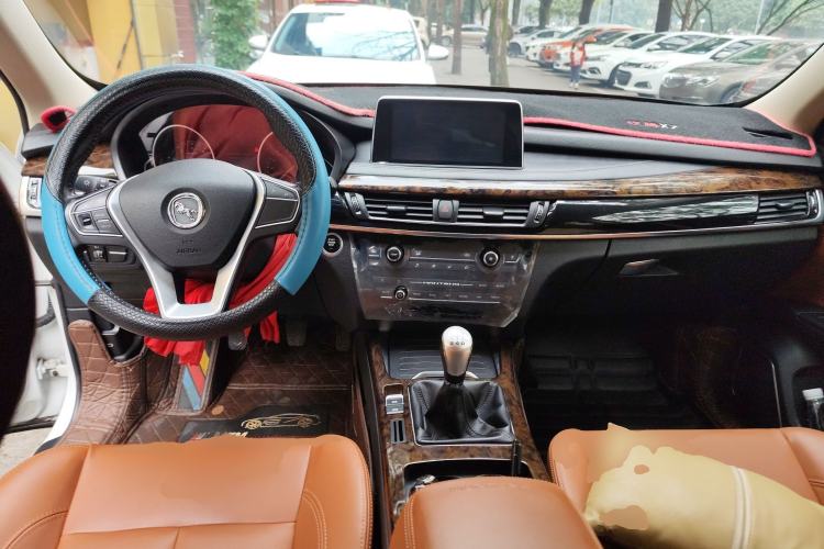 Used Hanteng X7 2016 2.0T Manual Luxury Version Center Console