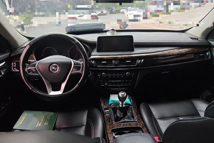 Used Hanteng X7 2016 1.5T Manual Luxury Edition Center Console