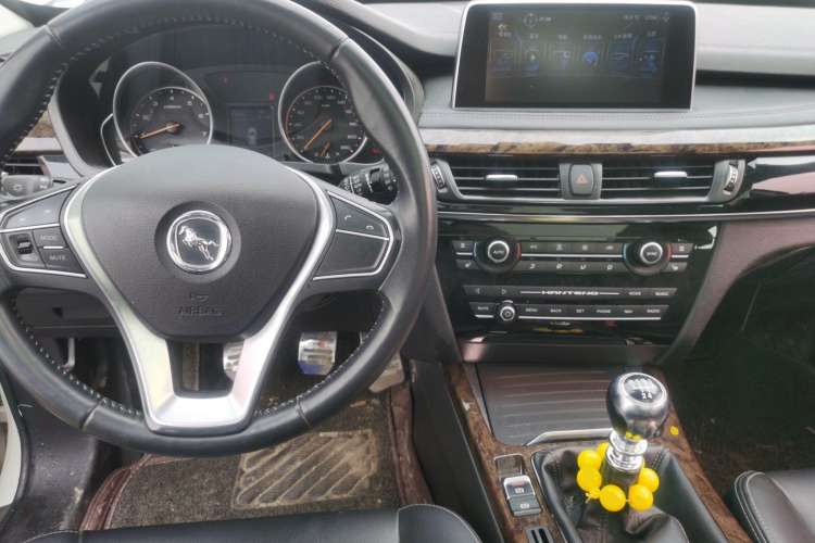 Used Hanteng X7 2016 1.5T Manual Luxury Edition Center Console