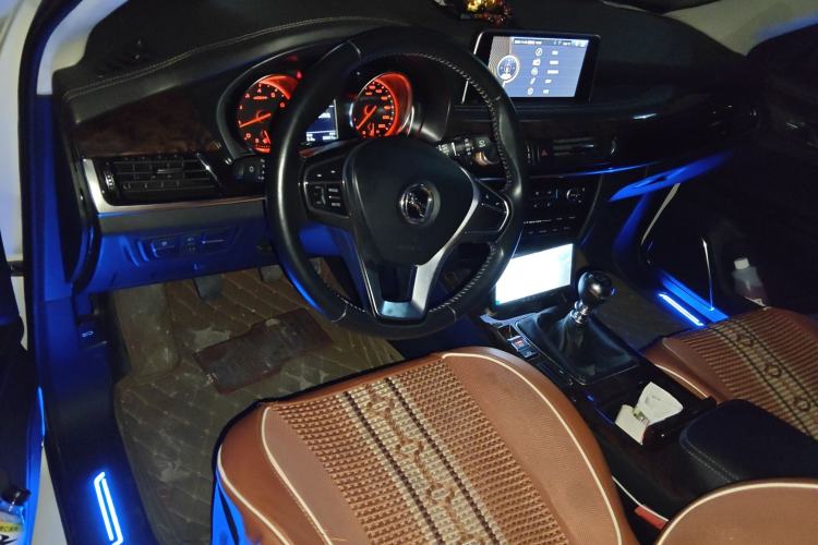 Used Hanteng X7 2016 1.5T Manual Luxury Edition Center Console