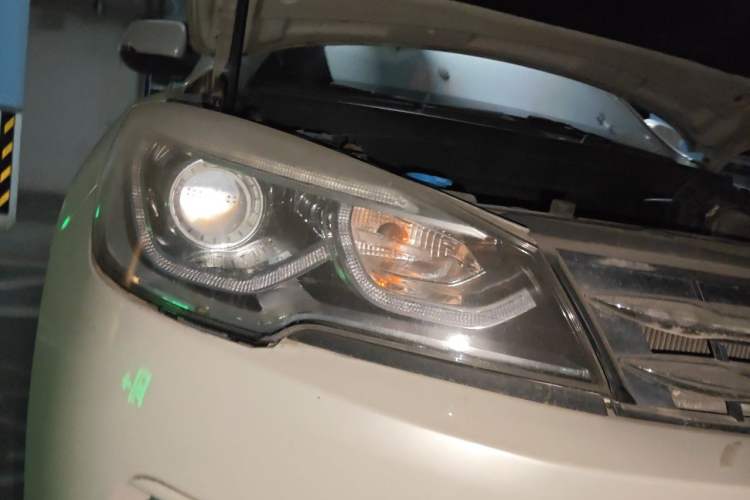 Used Hanteng X7 2016 1.5T Manual Luxury Edition Right Front Headlight