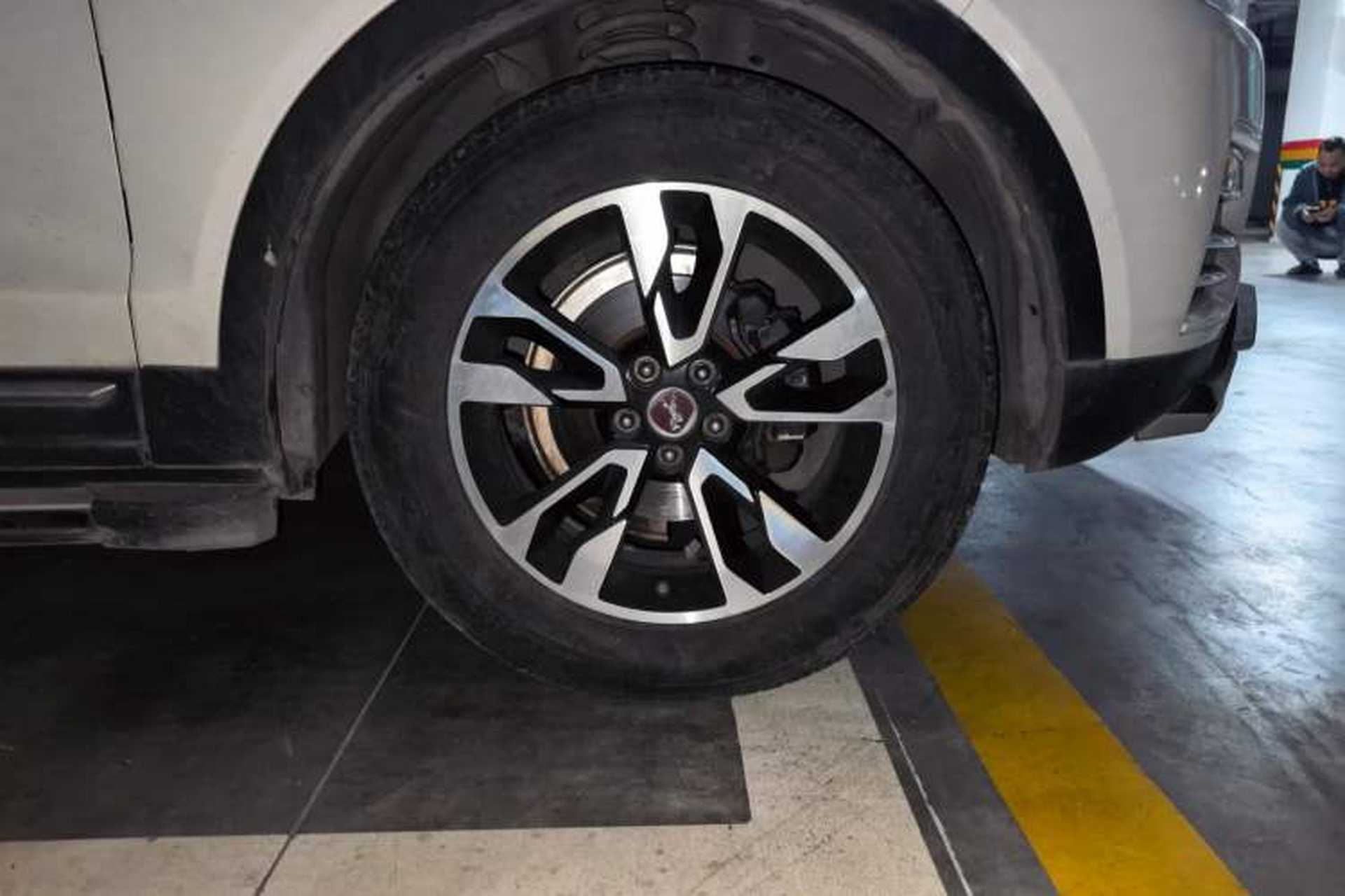 Used Hanteng X7 2016 2.0T DCT Luxury Edition Right Front Wheel Hub