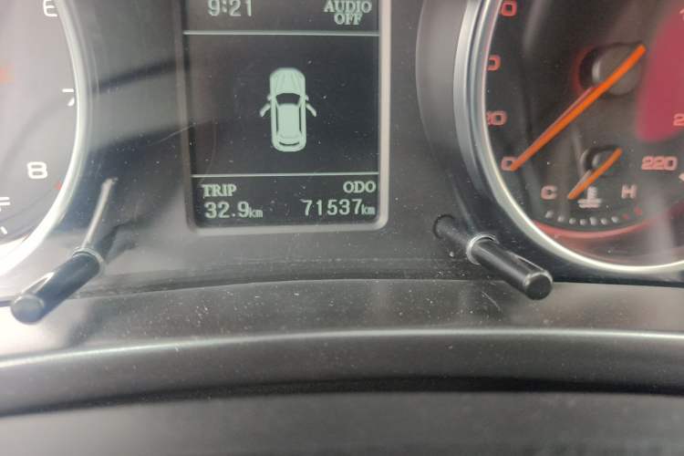 Used Hanteng X7 2018 X7S 1.5T Manual Luxury Model Odometer Close Up
