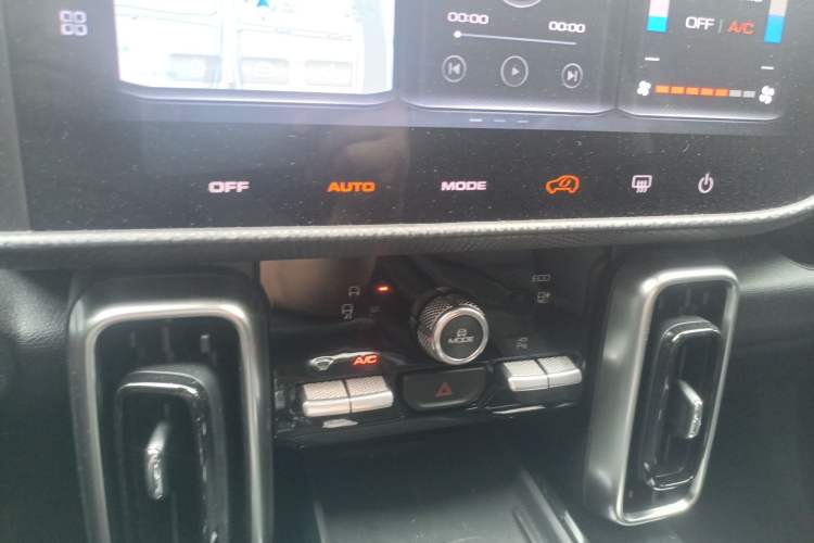 Used Haval DARGO 2021 2.0T DCT Two-Wheel Drive Chinese Mastiff Edition Audio And AC Panel