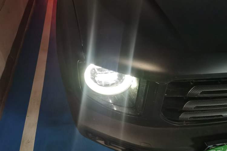 Used Haval DARGO 2021 1.5T DCT Two-Wheel Drive Husky Edition Right Front Headlight