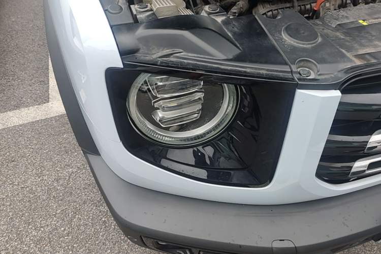Used Haval DARGO 2021 2.0T DCT Two-Wheel Drive Chinese Mastiff Edition Right Front Headlight