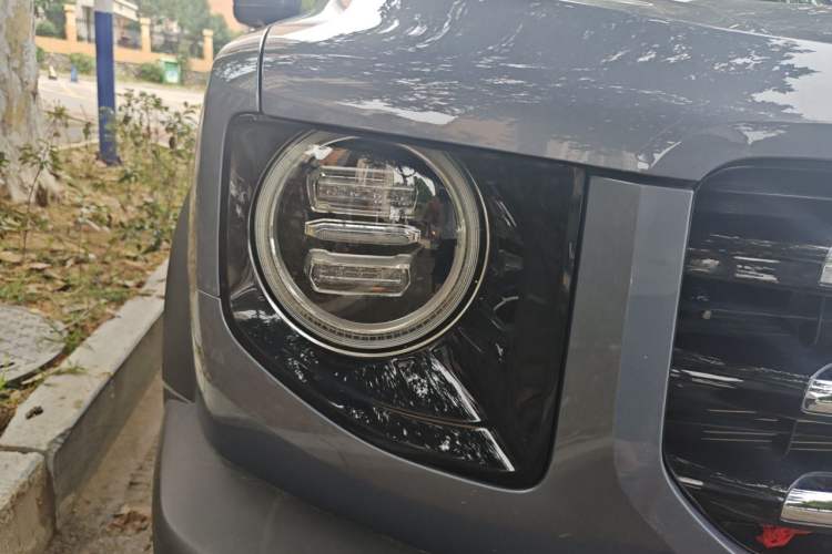Used Haval DARGO 2021 2.0T DCT All-Wheel-Drive "Hao Tian Quan" Edition Right Front Headlight