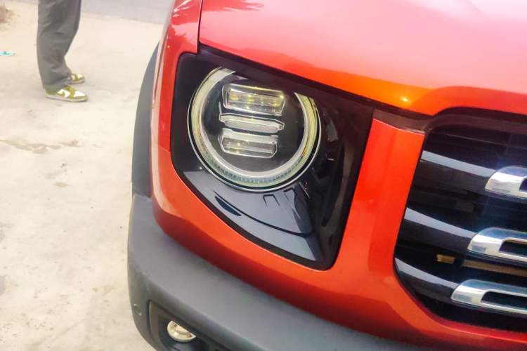 Used Haval DARGO 2021 Revised Version 1.5T DCT Two-Wheel Drive "Mǎquǎn" Edition Right Front Headlight