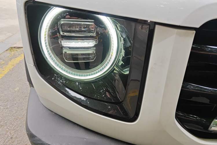 Used Haval DARGO 2021 2.0T DCT Two-Wheel Drive Chinese Mastiff Edition Right Front Headlight