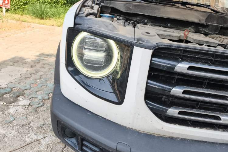 Used Haval DARGO 2021 1.5T DCT Two-Wheel Drive Husky Edition Right Front Headlight