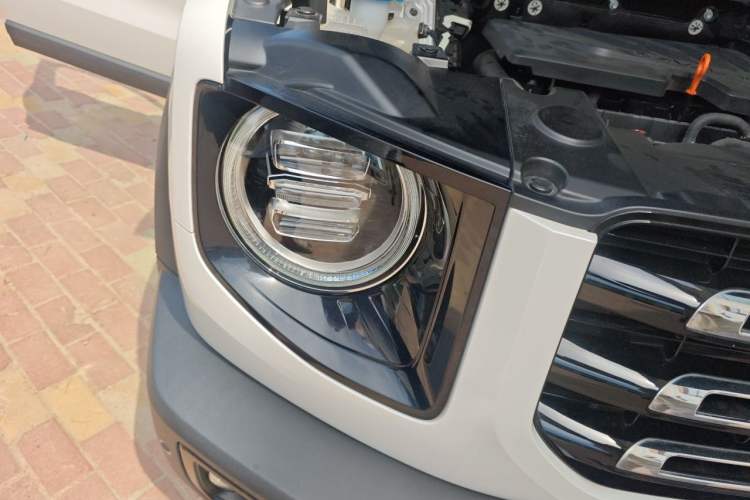Used Haval DARGO 2021 Revised Version 1.5T DCT Two-Wheel Drive "Mǎquǎn" Edition Right Front Headlight